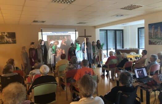 Velikonoční představení dětí z Ukrajiny pro klienty SeniorCentra Plzeň