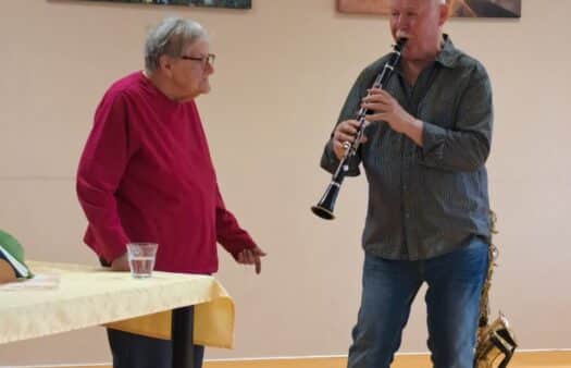 Muzikant Karel Fojtík zahrál v SeniorCentru Plzeň
