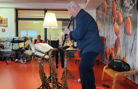 Saxofonista v SeniorCentru Plzeň