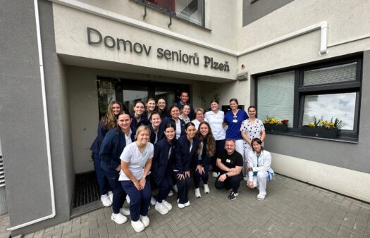 Studentky z americké Brigham Young University navštívily SeneCura SeniorCentrum v Plzni